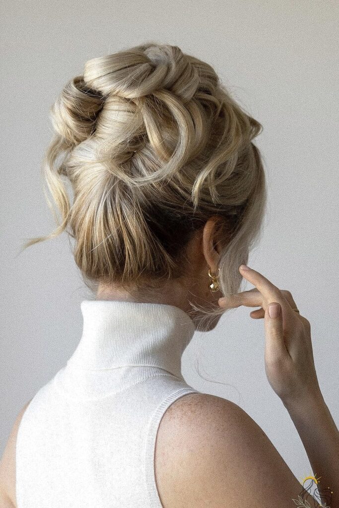30 Updo Hairstyles For Long Hair Everyone Is Pinning Right Now 1 featured 1722