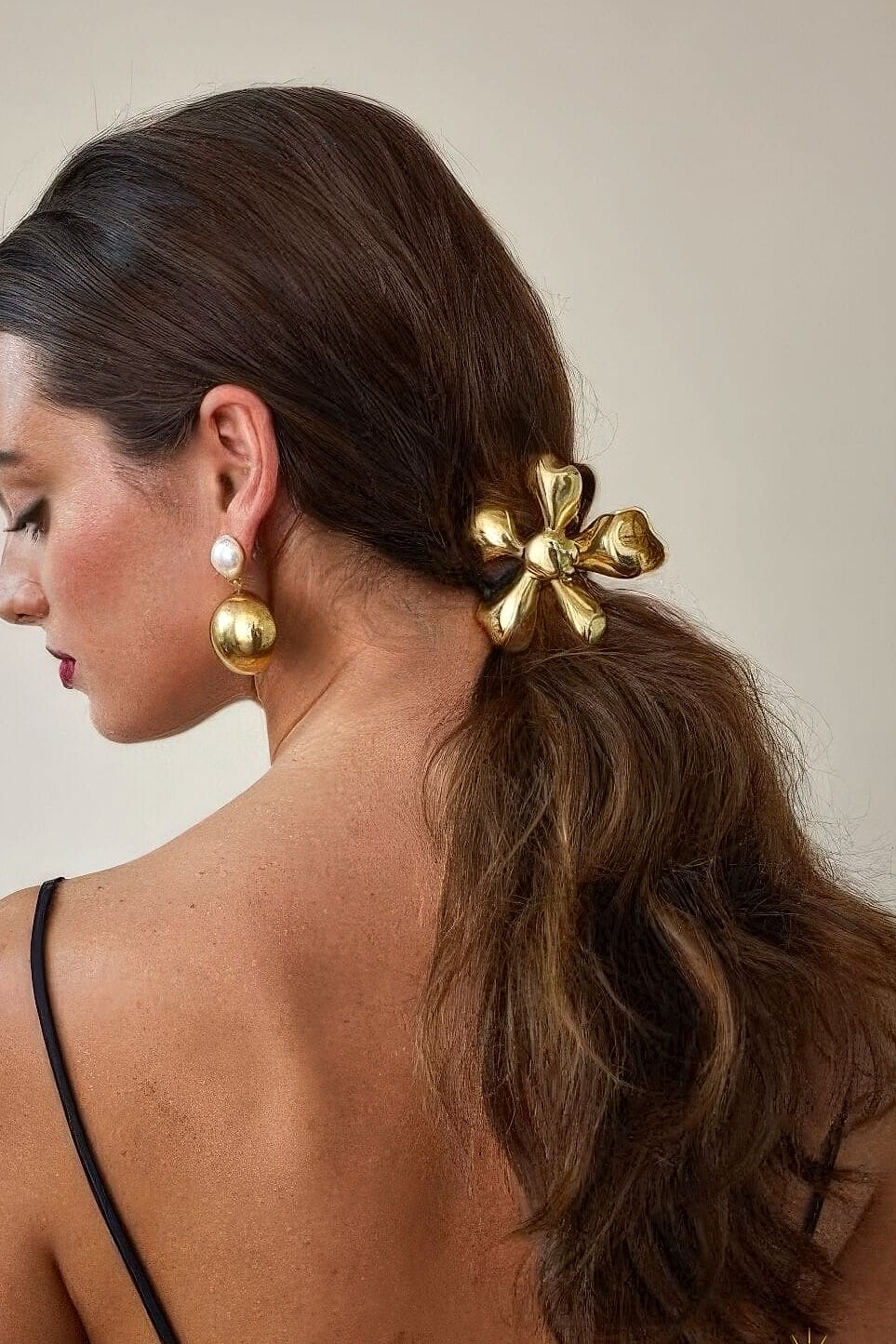23 Long Hair Claw Clip Hairstyles Inspo That's Giving Us Everything 16 Claw Clip Low Ponytail