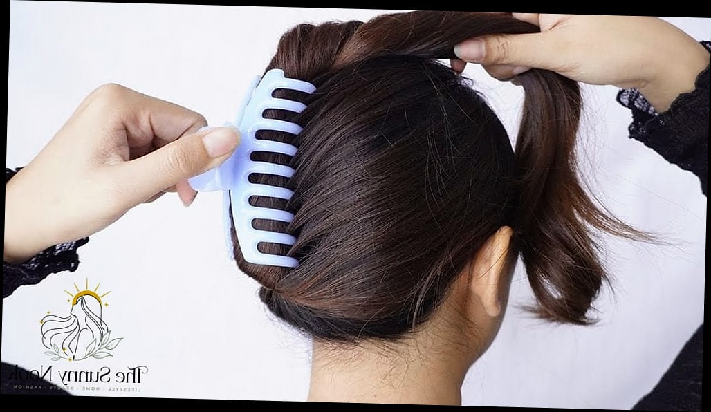 23 Long Hair Claw Clip Hairstyles Inspo That's Giving Us Everything 22 Claw Clip Bun with Baby Hairs