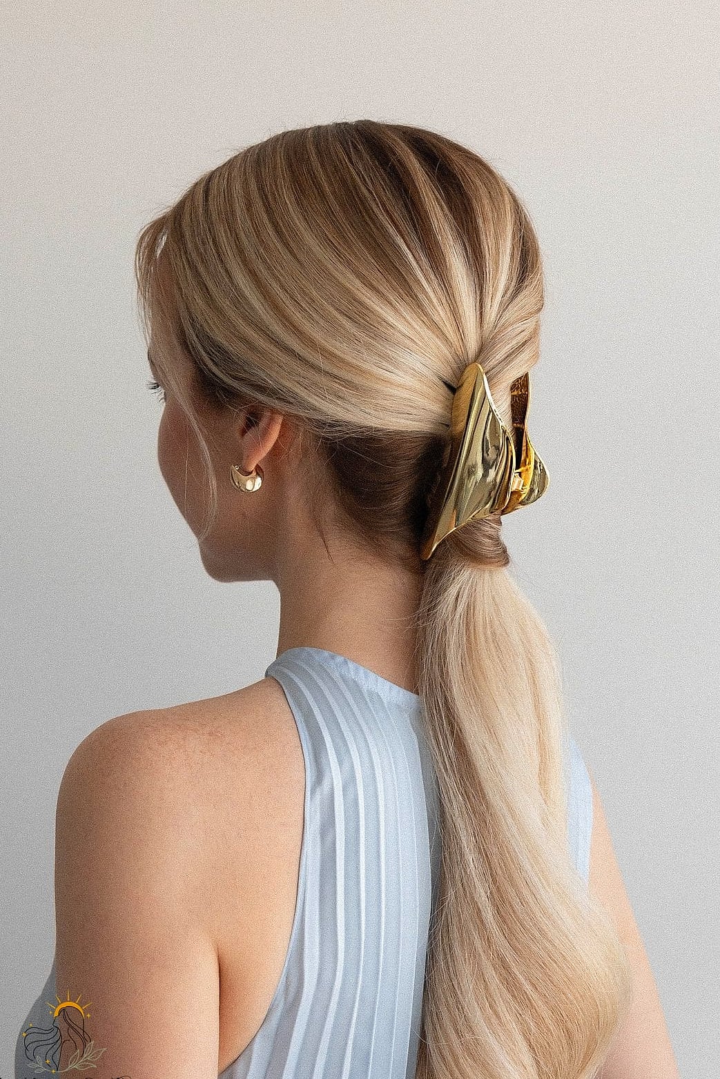 19 Claw Clip Hairstyles Curly Hair Ideas You Need to Try Right Now 12 Claw Clip Ponytail