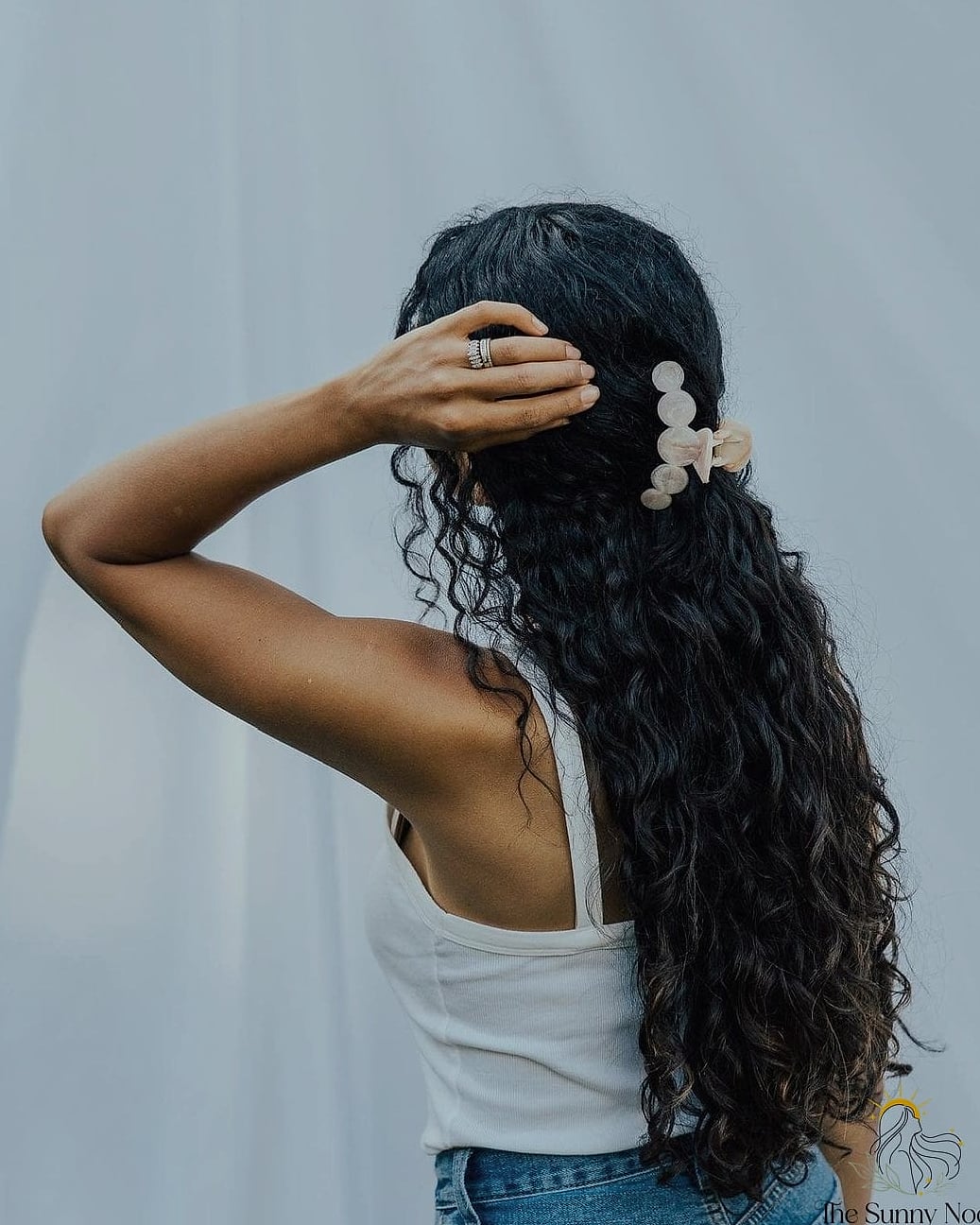 13 Half Up Hairstyles For Medium Hair for the Ultimate Glow Up 14 Curly Half Up with a Claw Clip
