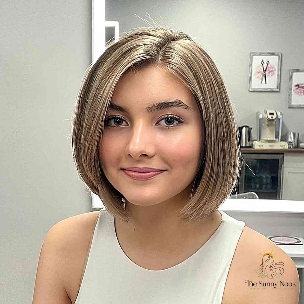 30 Aesthetic Hairstyles For Short Hair Inspo That's Giving Us Everything 4 Feminine Side-Parted Straight Bob
