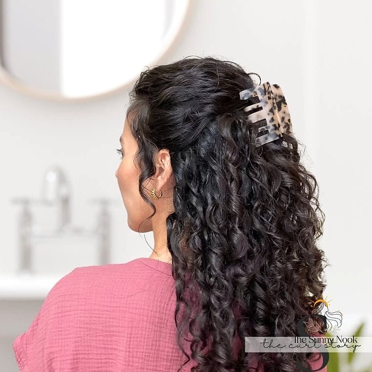 19 Curly Claw Clip Hairstyles to Transform Your Look Instantly 5 Front Half-Twist Claw Clip