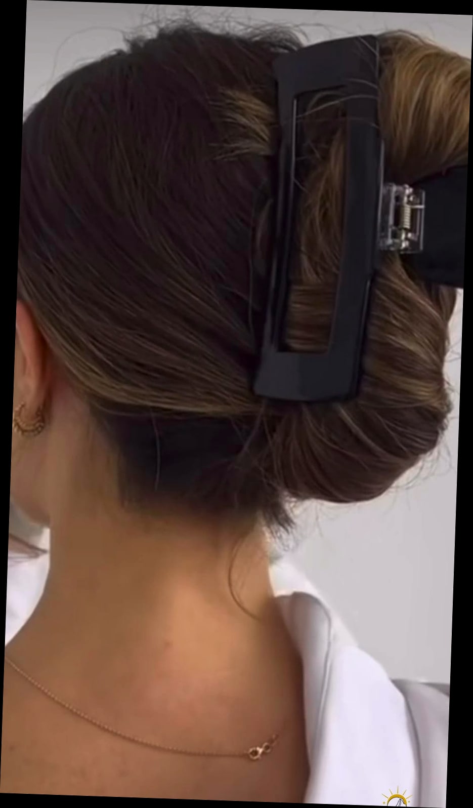 14 Short Hair Claw Clip Hairstyles That Prove This Trend Is Here to Stay 5 Instagram / @tokyoblondepasta