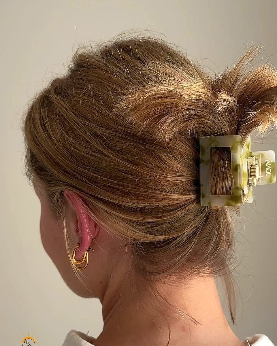 14 Short Hair Claw Clip Hairstyles That Prove This Trend Is Here to Stay 9 Small Claw Clip Hairstyle