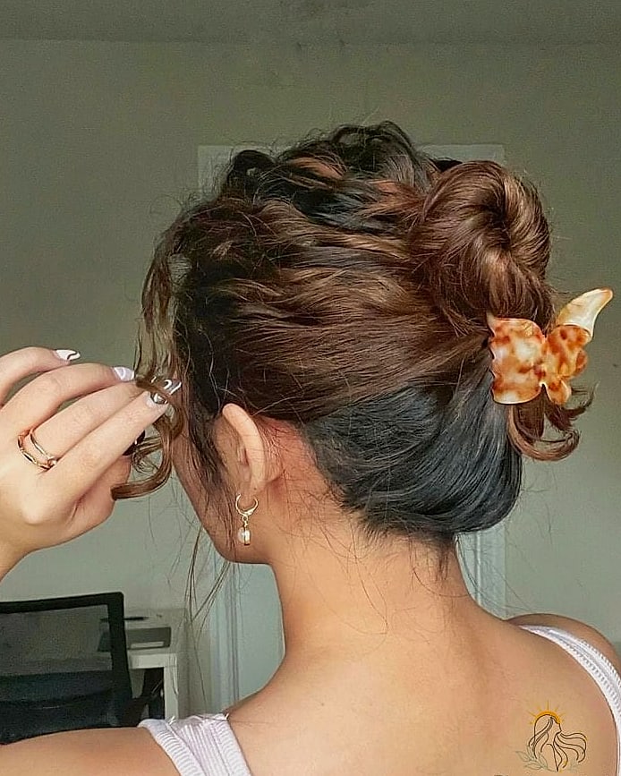 19 Claw Clip Hairstyles Curly Hair Ideas You Need to Try Right Now 17 Textured Claw Clip Bun with Curls Out