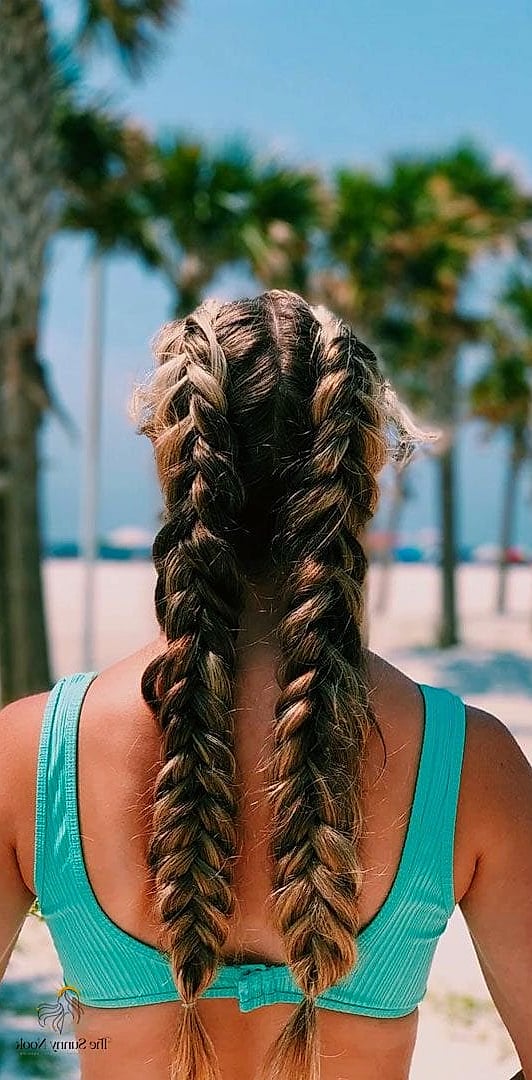 22 Easy Beach Hairstyles That Are Actually Easy to DIY 21 Beachy Pigtail Braids