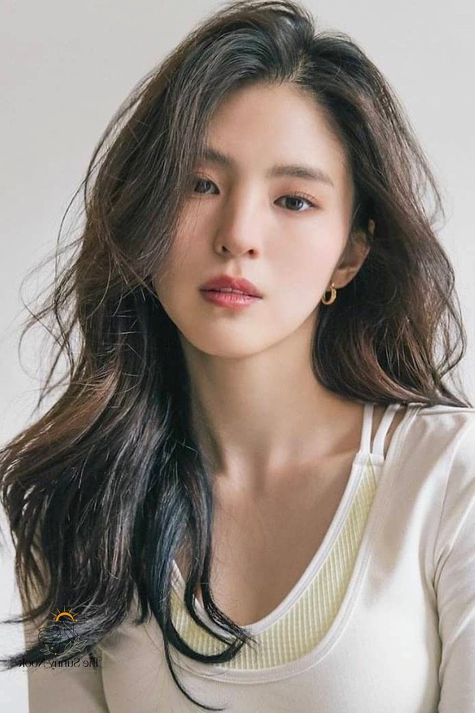 10 Korean Hairstyles Women Perfect for Your Next Salon Appointment 8 Deep Side Part Waves