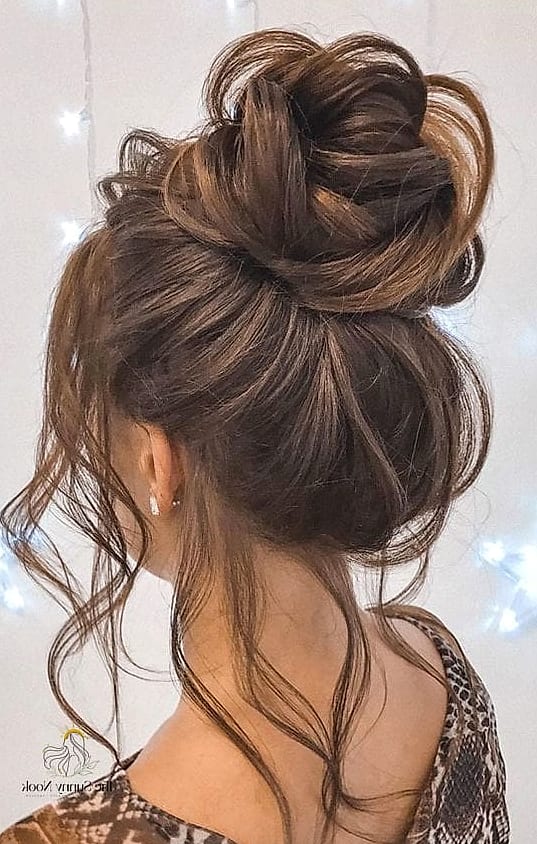 11 Messy Bun Hairstyles Indian Saree to Show Your Stylist ASAP 5 High Messy Bun for Long Sarees