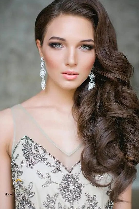 22 Elegant Hairstyles For Wedding Guest That Prove This Trend Is Here to Stay 22 Loose Side-Swept Waves