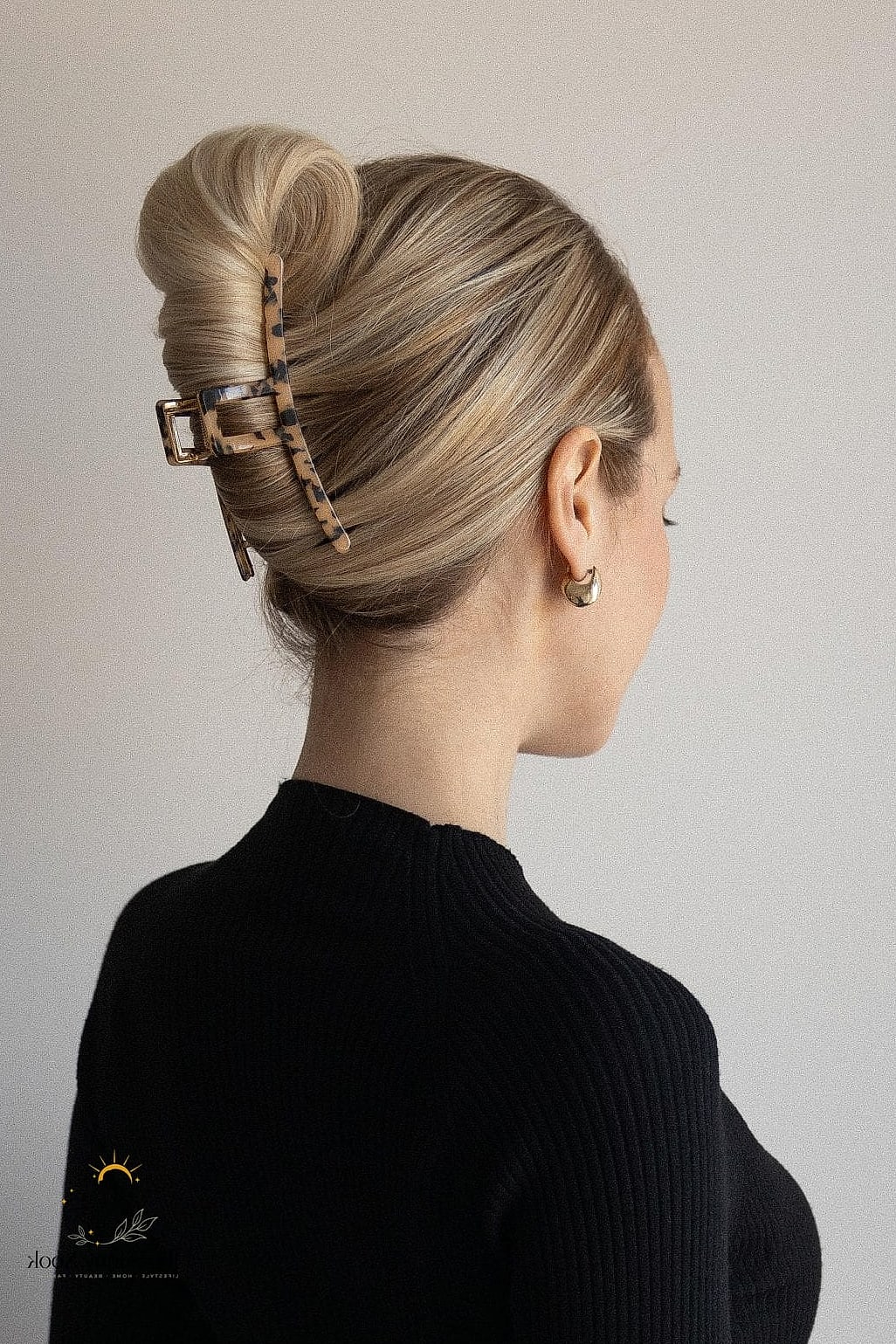 27 Hair Claw Clip Hairstyles That Are Trending on Pinterest This Week 15 Low Claw Clip Ponytail Alternative