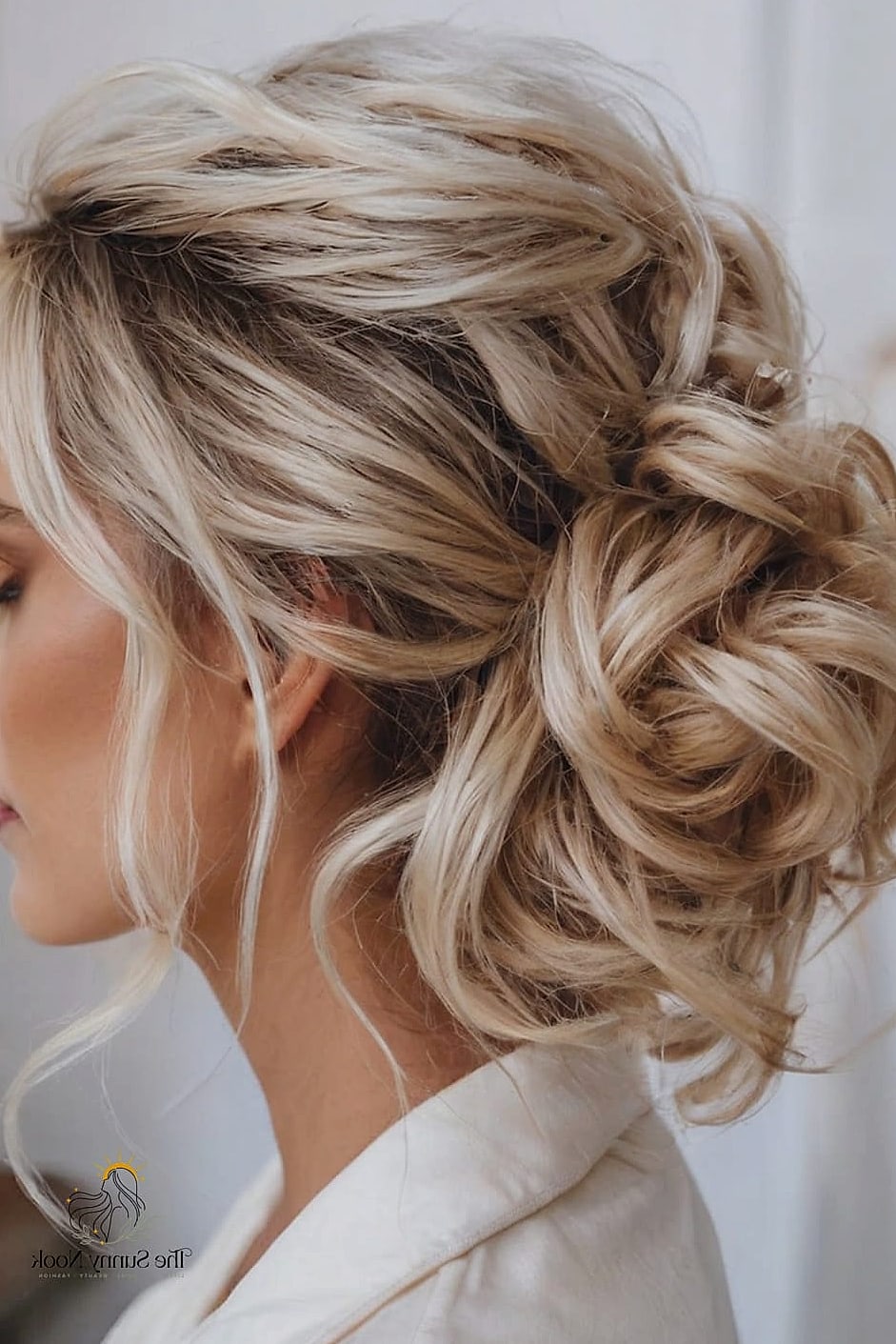 11 Messy Bun Hairstyles Indian Saree to Show Your Stylist ASAP 8 Side-Swept Messy Bun
