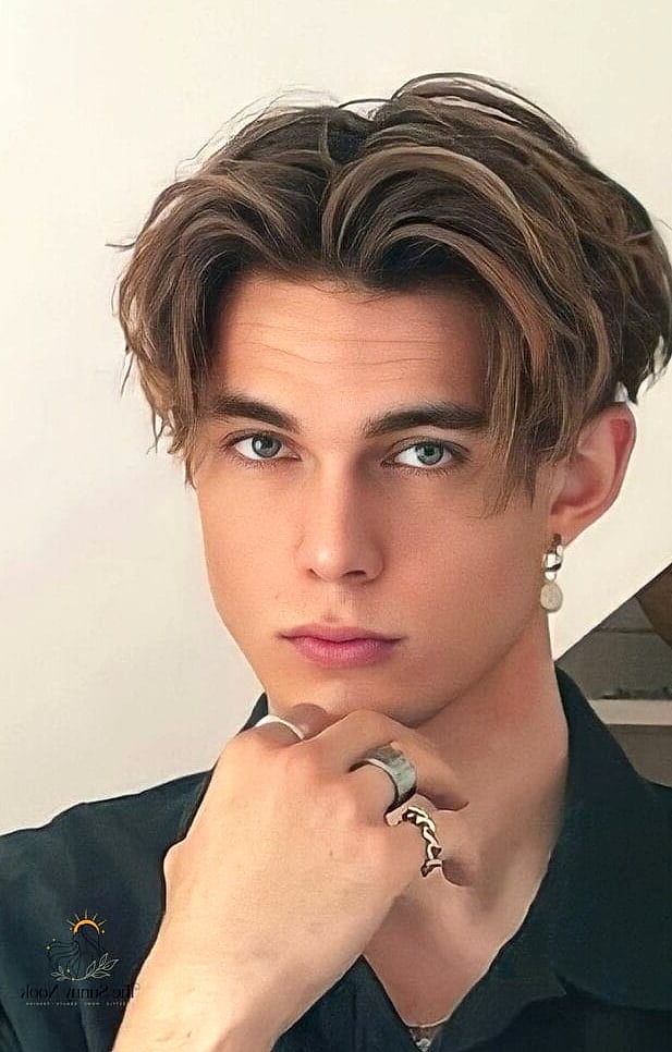 12 Hairstyles 90S Inspo That's Giving Us Everything 3 Sleek Middle-Part Curtain Bangs