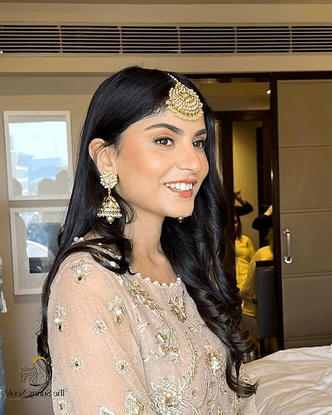 20 Indian Wedding Guest Hairstyles Inspo That's Giving Us Everything 4 Soft Waves with a Deep Side Part