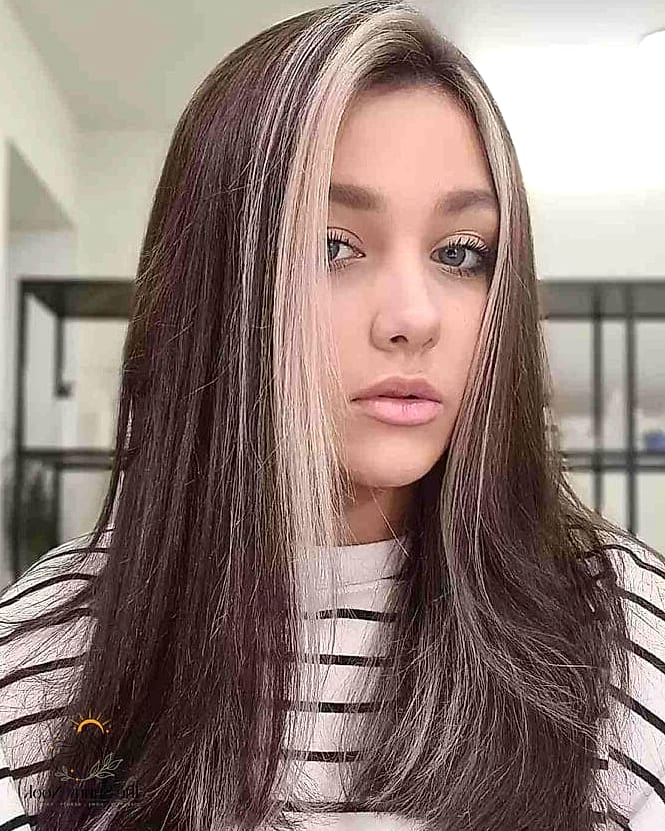 Straight Hair with Money Piece Highlights
