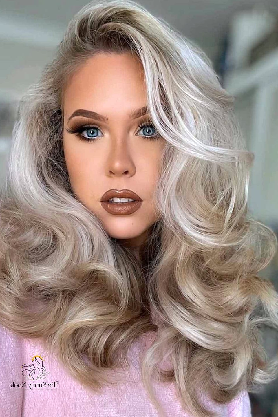Voluminous Blowout With a Structured Boater Hat