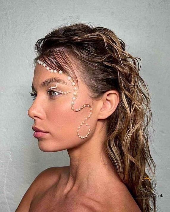22 Easy Beach Hairstyles That Are Actually Easy to DIY 11 Wet-Look Slick Back